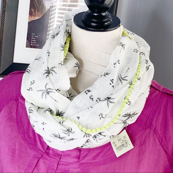 American Eagle Outfitters Accessories - American Eagle lightweight infinity scarf